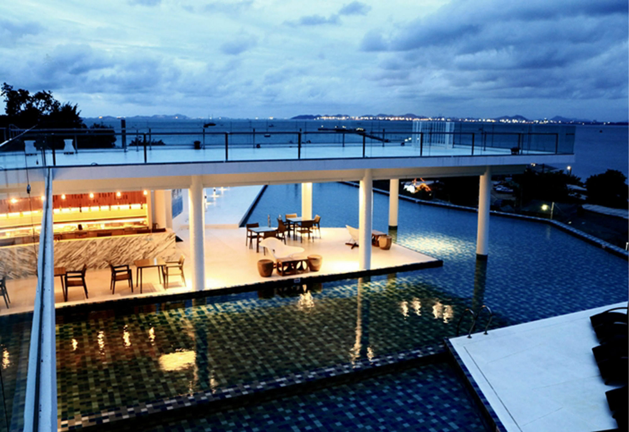 Tsix5 Phenomenal Hotel Pattaya Exterior foto